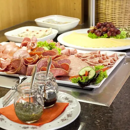 & Restaurant Ernst فندق Giesen